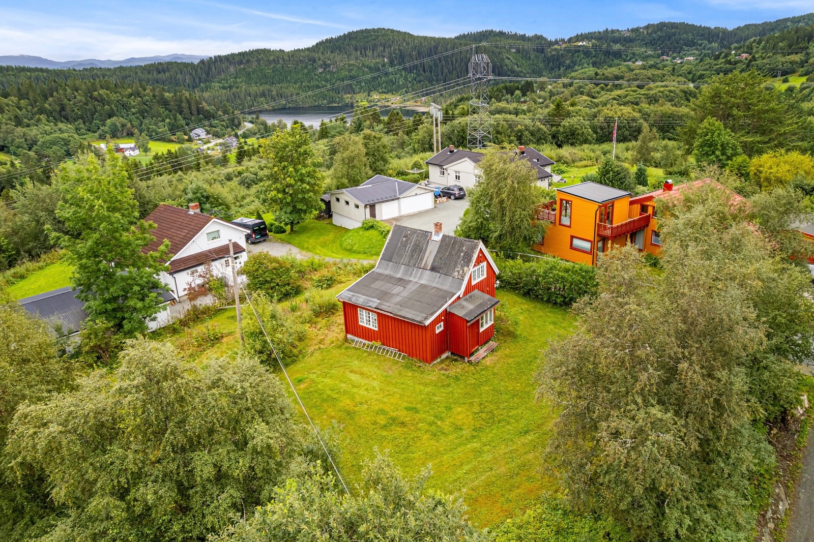 Eiendommen ligger svært flott til på Jonsvatnet og har en pen og stor opparbeidet tomt på hele 1.203 m². Galleribilde