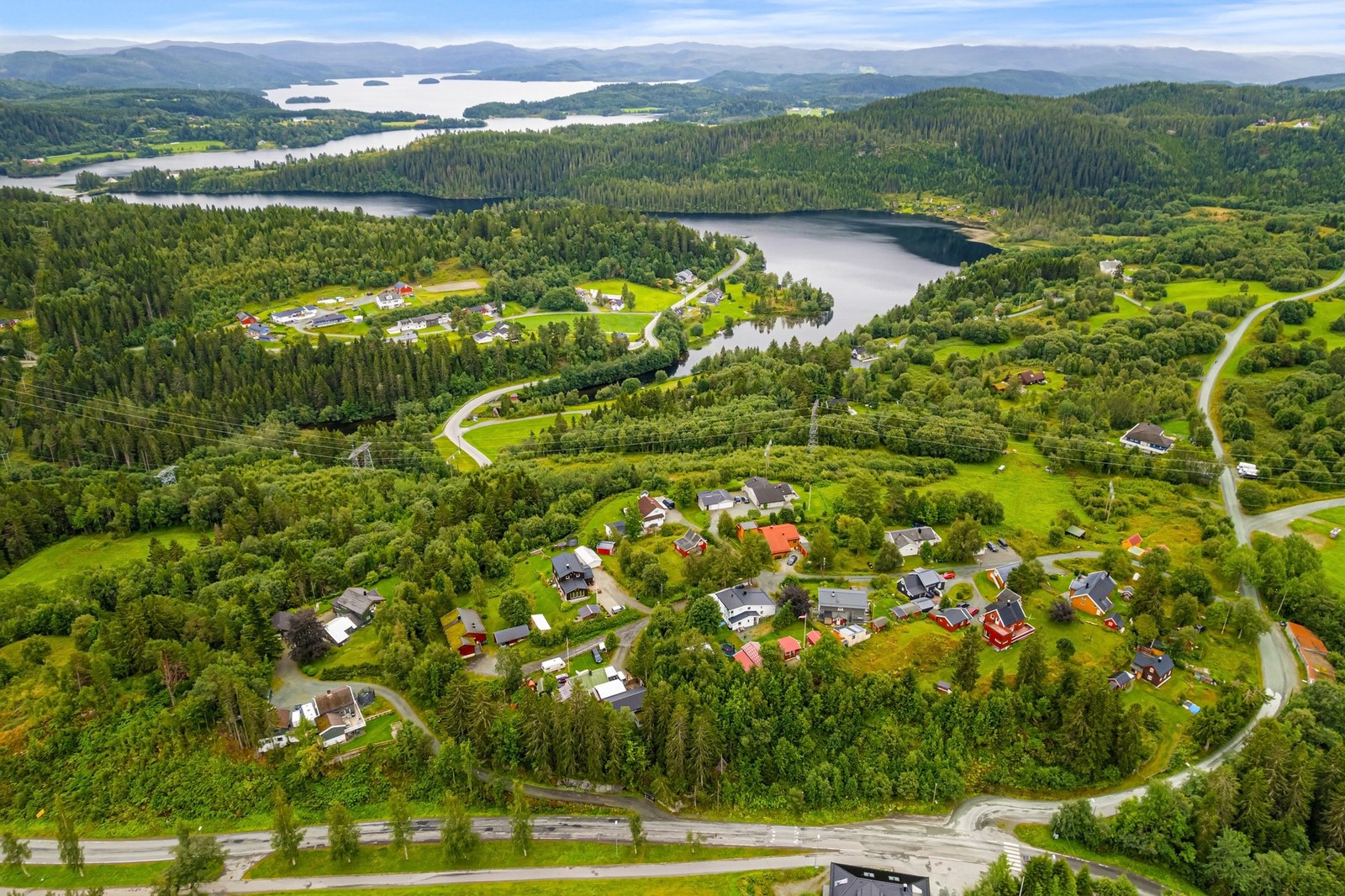 Eiendommen sokner til Solbakken barneskole (1.-7. Trinn) som er kun få minutter unna, samt Markaplassen ungdomsskole. Galleribilde