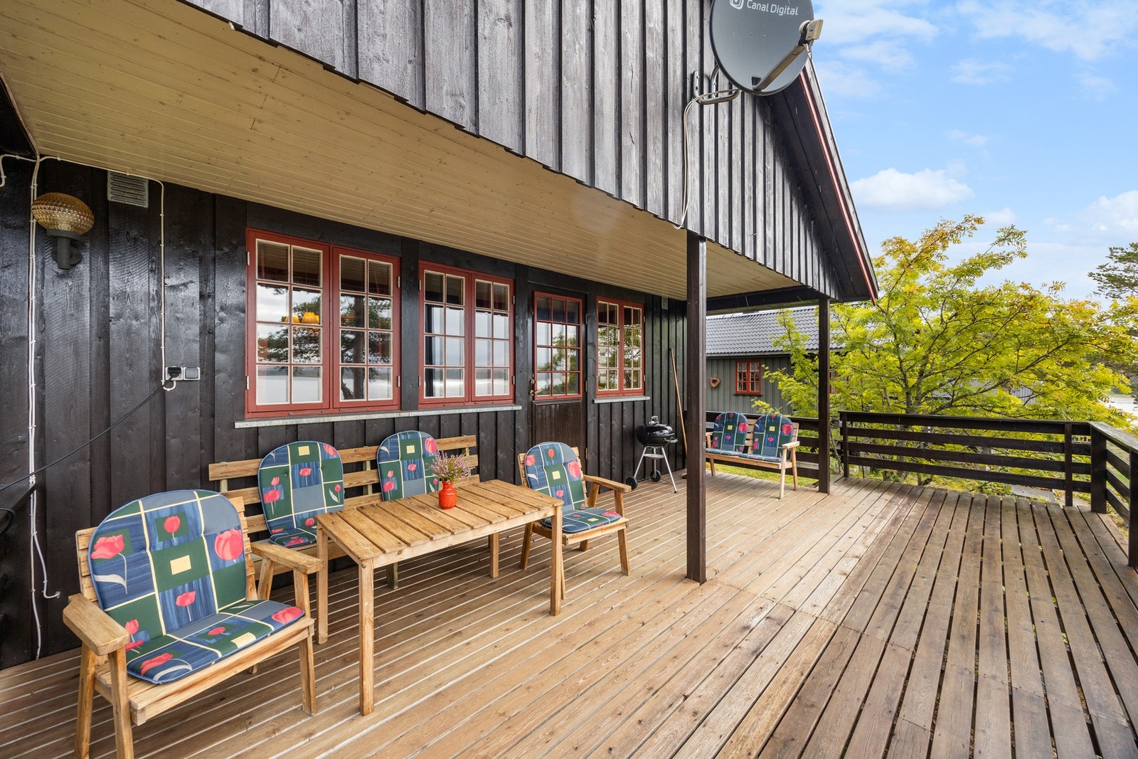 Uteområdet er delvis takoverbygd. Galleribilde