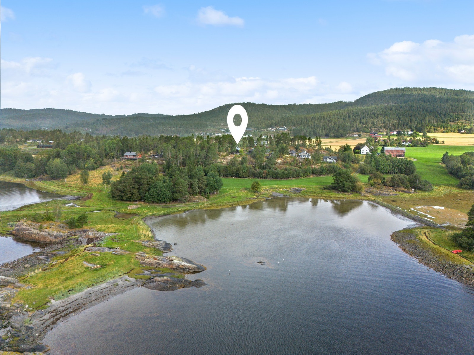 Landlig og sjønær beliggenhet med parkering like ved hytta! Galleribilde