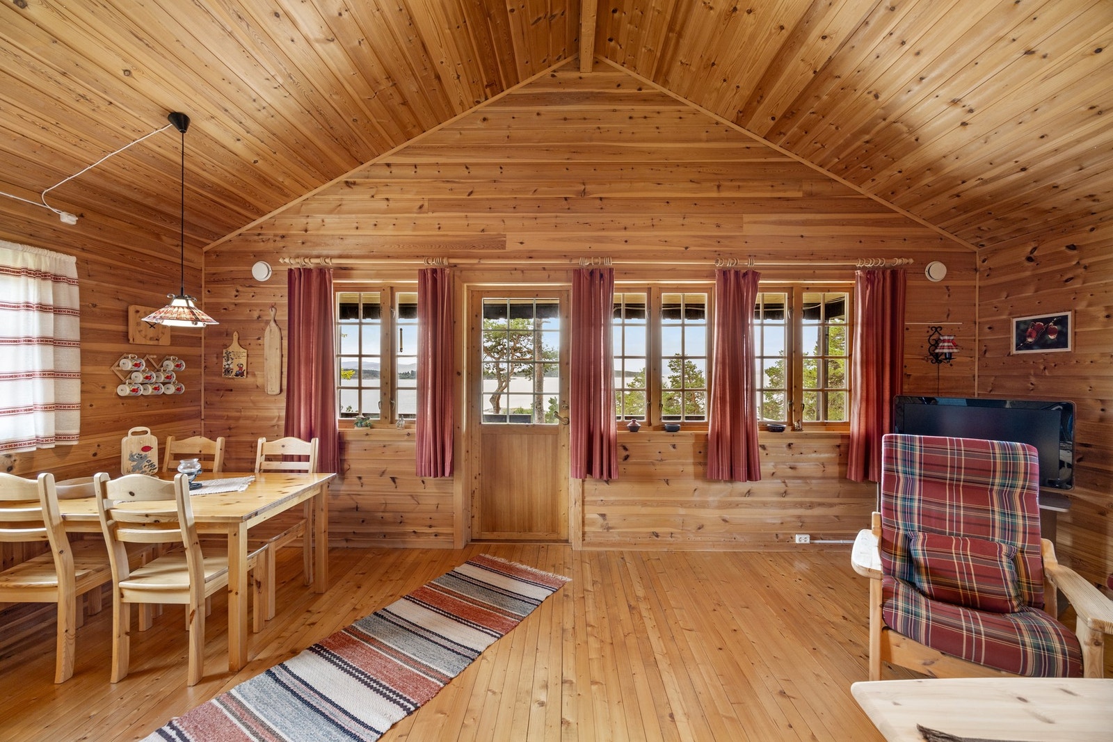 Hytta har generøs takhøyde og flere vindu som lar utsikten være i fokus! Galleribilde