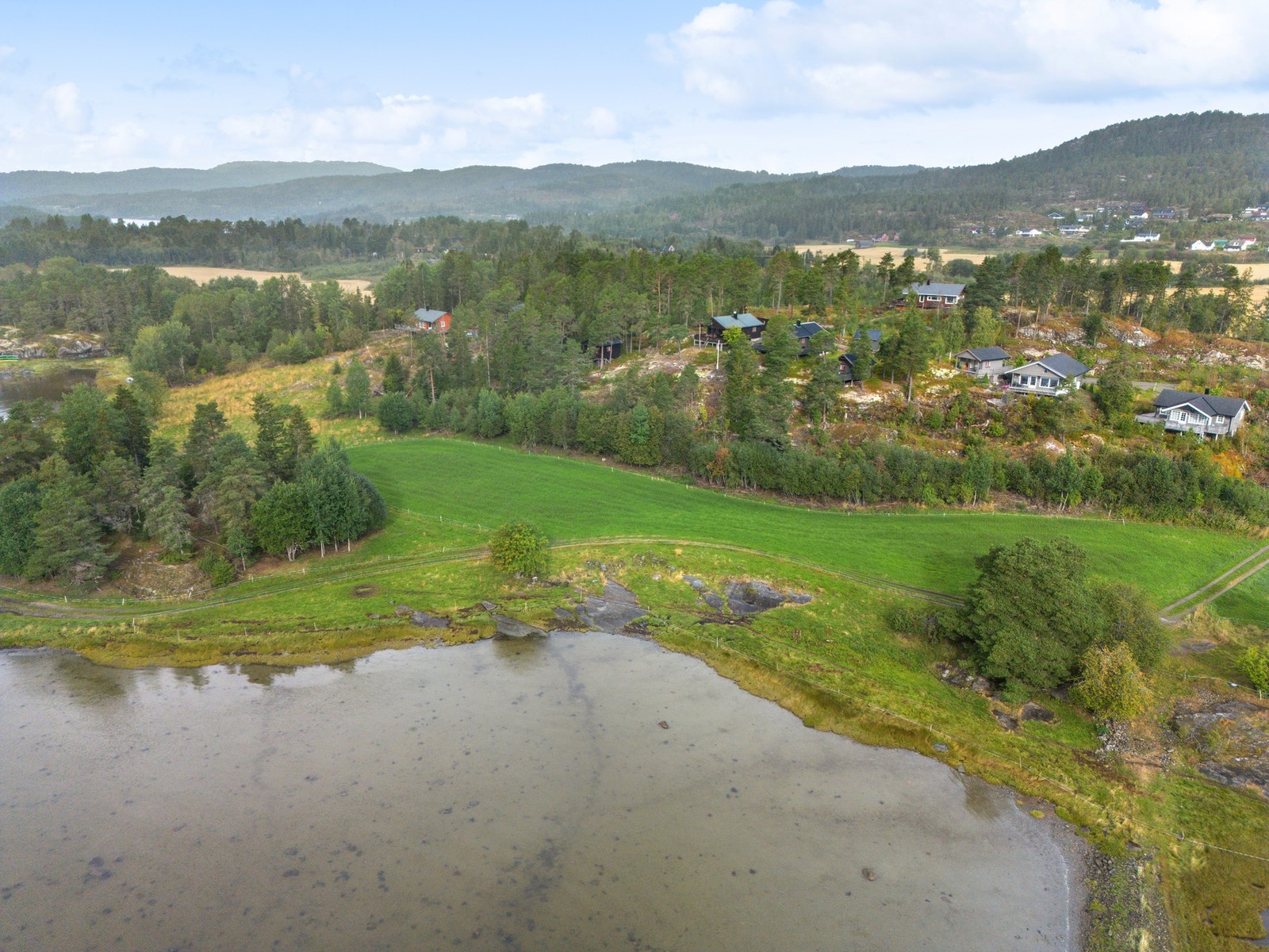 Umiddelbar nærhet til sjø, men også kort veg til merkede turløyper som f.eks. Tuva Galleribilde