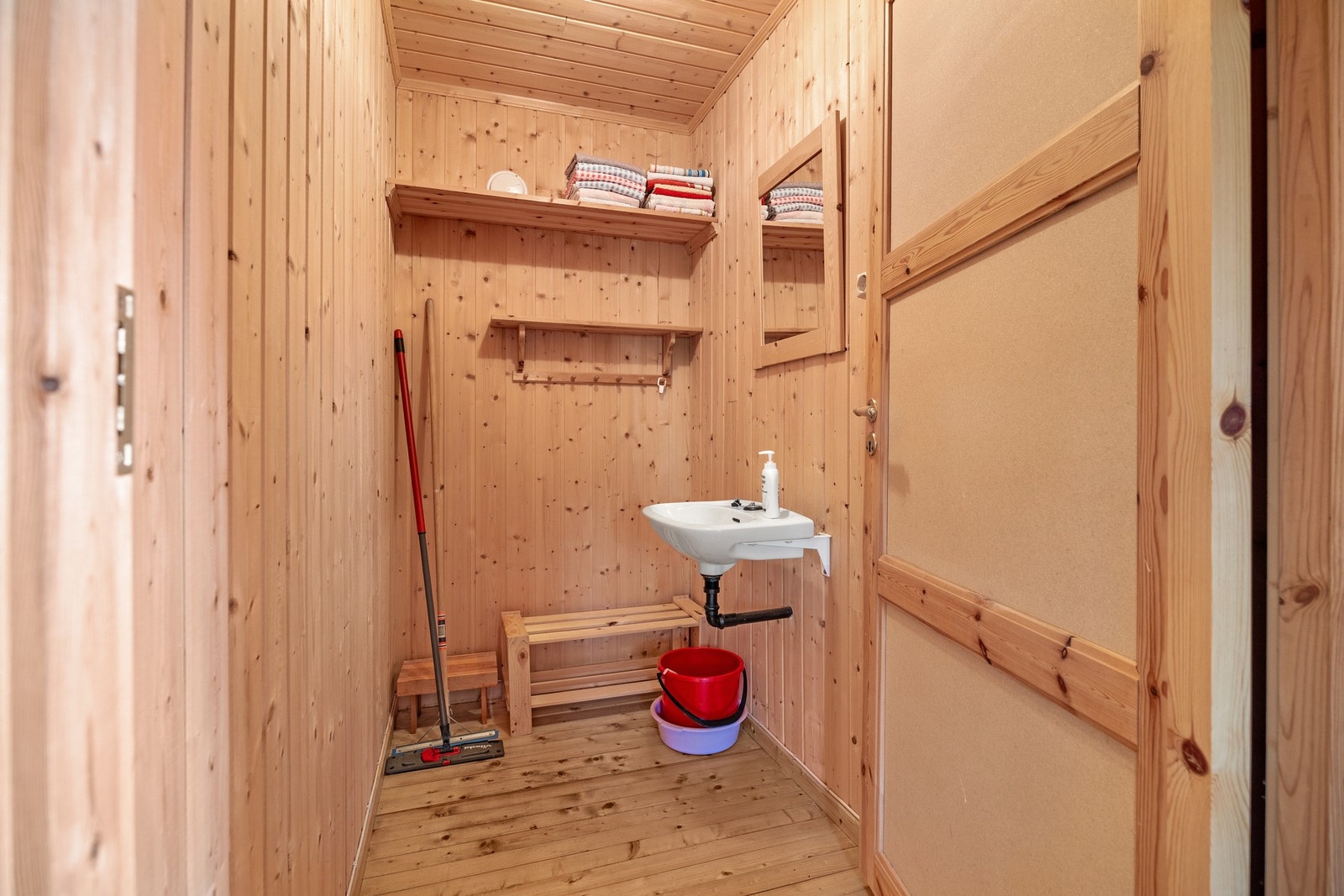 Bad/vaskerom - 2,5 kvm. Utstyrt med servant Galleribilde