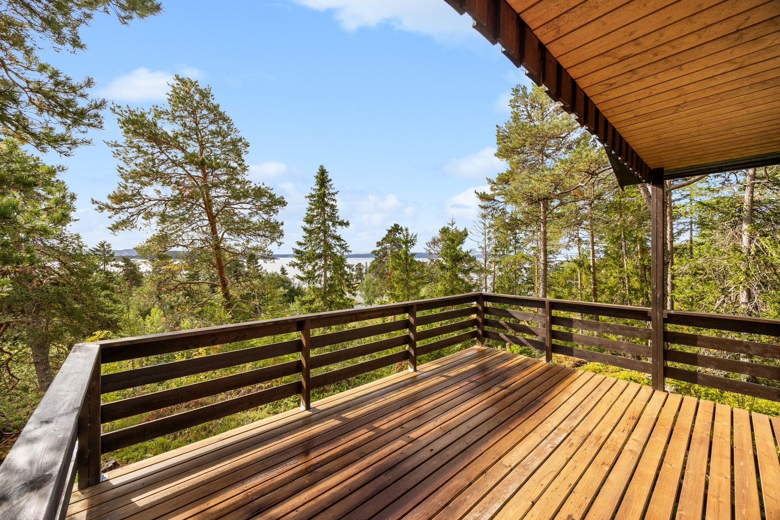 Solrik terrasse med god utsikt Galleribilde
