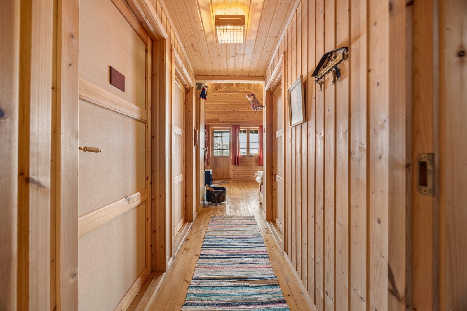 Gang - 2,5 kvm. Dør inn til to soverom og bad Galleribilde