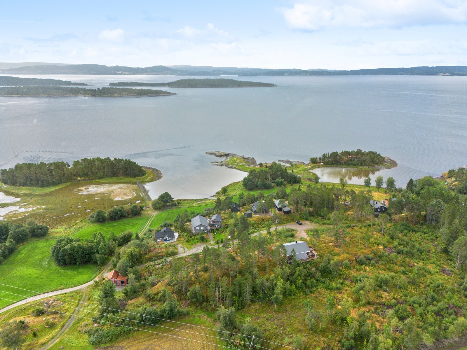 Pent beliggende hytte i mindre hyttefelt i Sør-Beitstad. Galleribilde