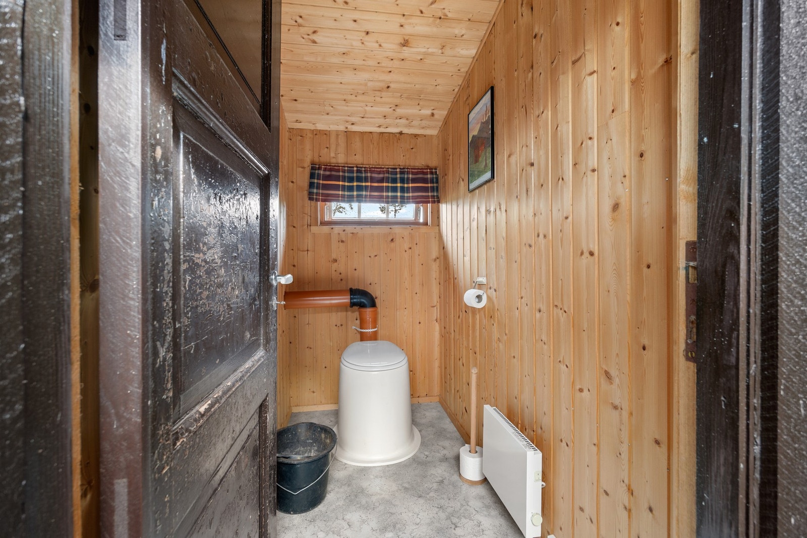 I uthuset er det utedo Galleribilde