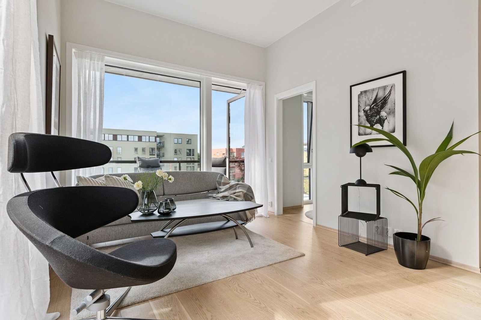 En lys og romslig leilighet på 55 kvadratmeter med gjennnomtenkt planløsning og særdeles god beliggenhet på Lilleby. Galleribilde