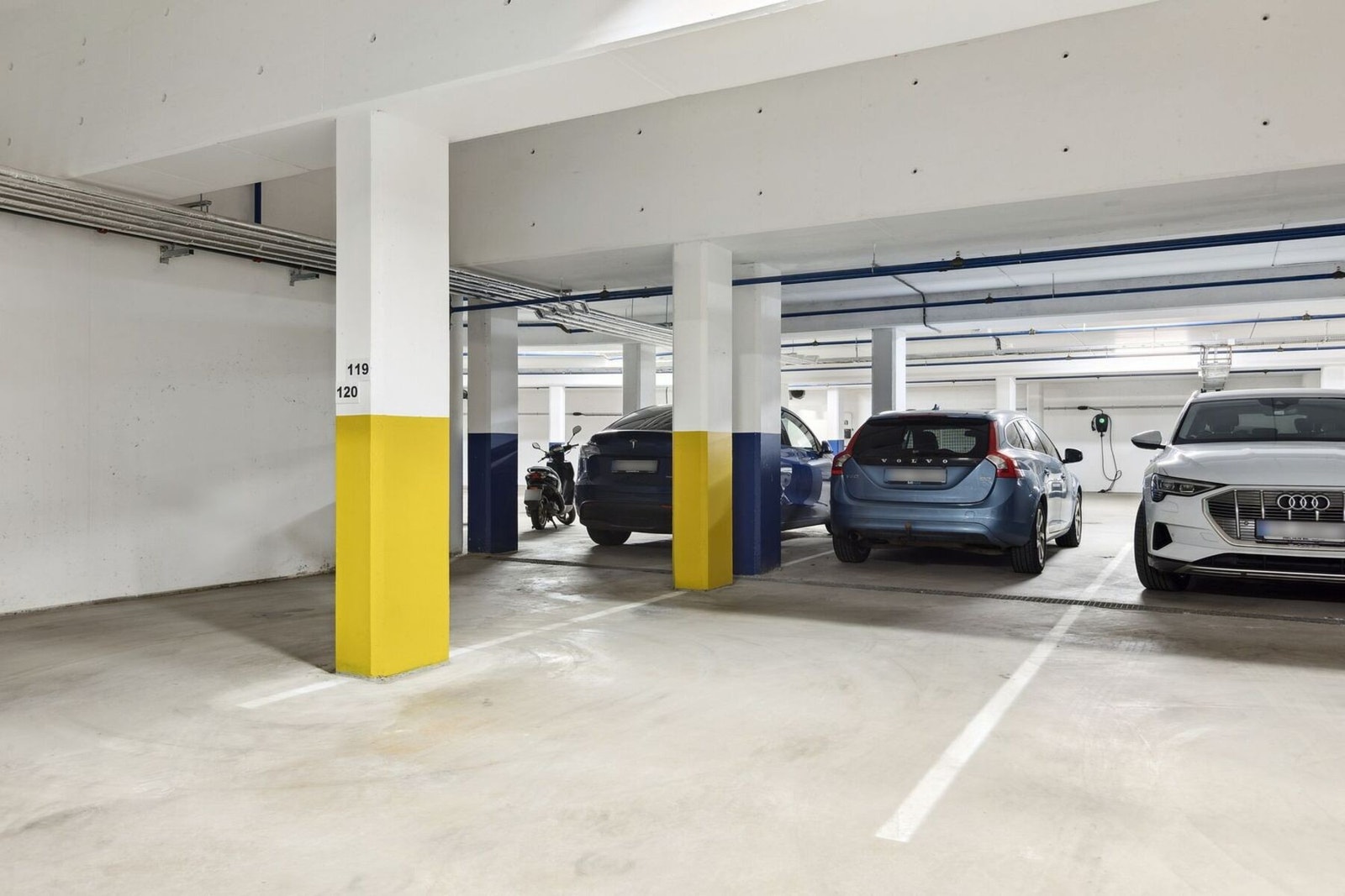 Det er mulighet for leie/kjøp av p-plass i byggets oppvarmet parkeringskjeller. Galleribilde