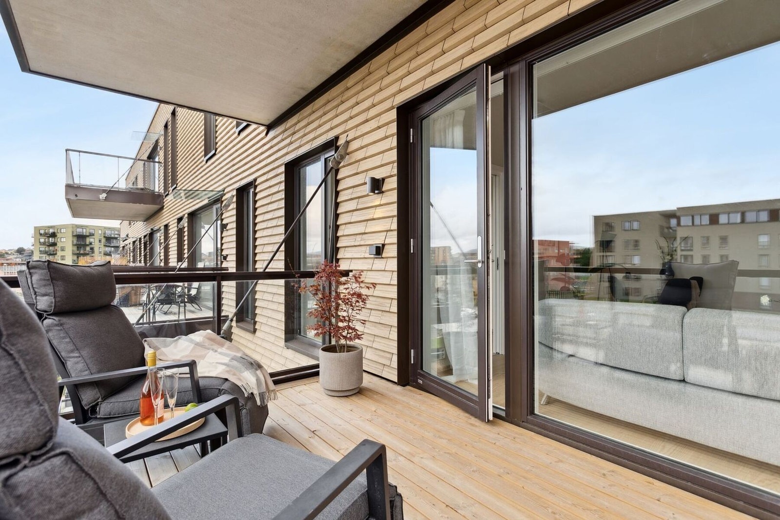 Leiligheten har fin plassering i byggets 4. etasje med heisadkomst. Galleribilde