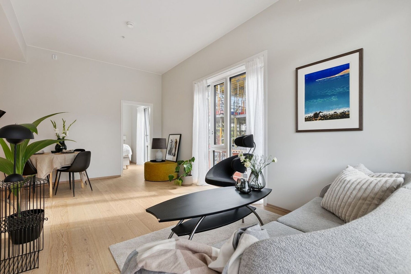 Stue og kjøkken er i delvis åpen løsning og rommer gode 25,5 kvadratmeter. Den gode takhøyden på ca. 3 meter gjør at det oppleves ekstra luftig. Galleribilde