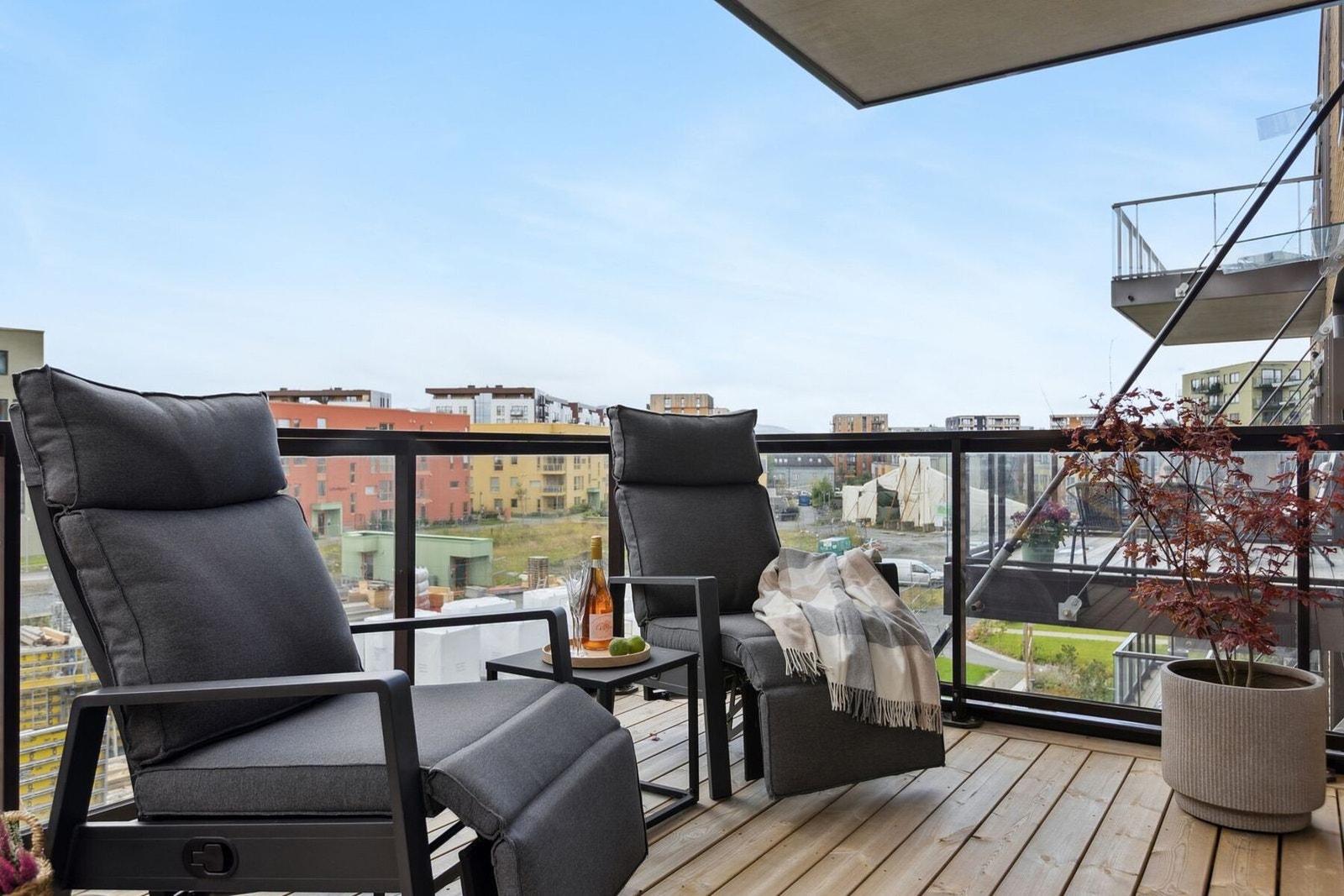 Fra stuerommet har du utgang til en solrik, sørvestvendt balkong på 9 kvadratmeter. Galleribilde