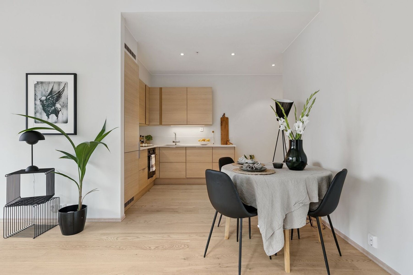 Stilrent hjørnekjøkken fra kvalitetsmerket JKE, som er praktisk plassert litt separat fra stuerommet. Galleribilde