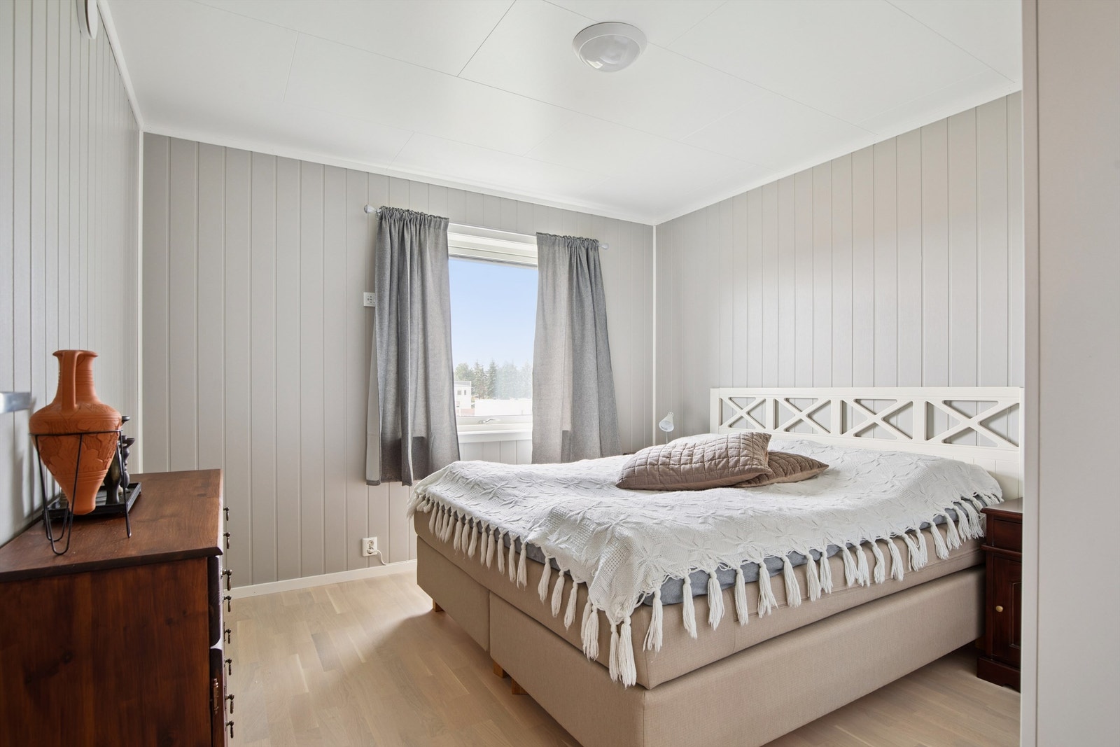 Ett av tre soverom med god plass til seng og garderobeløsning. Galleribilde