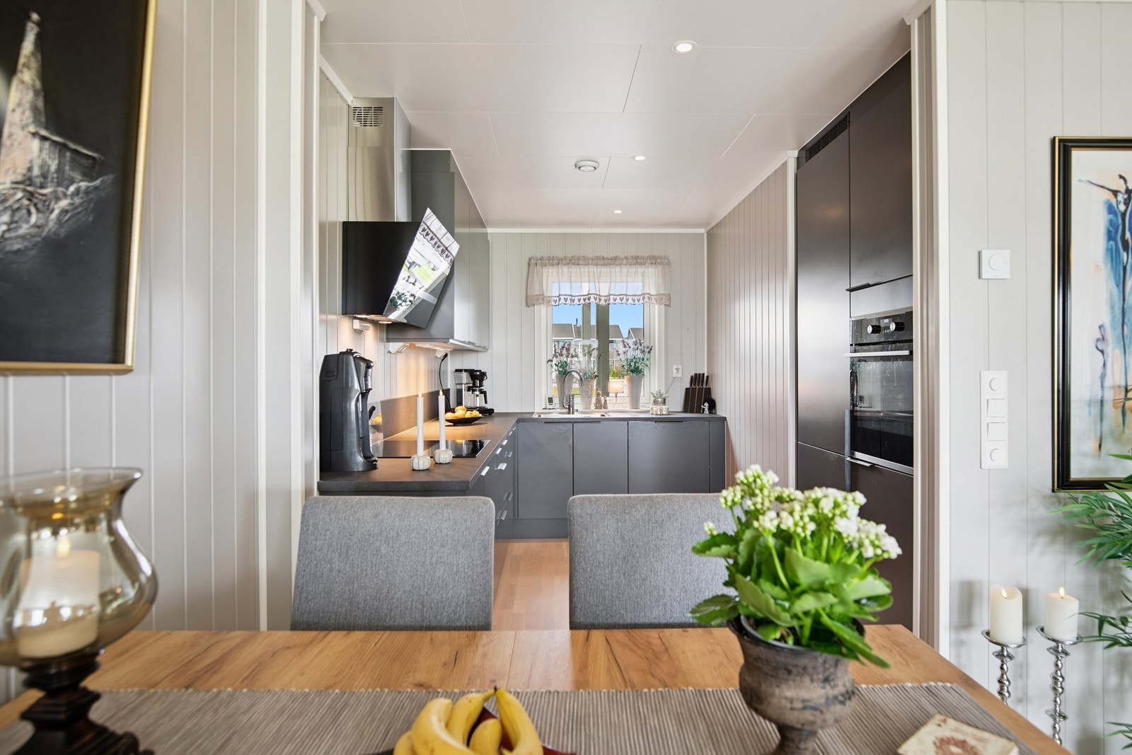 Hovedplan er gjennomgående, med lysinnslipp fra 2 sider. Galleribilde