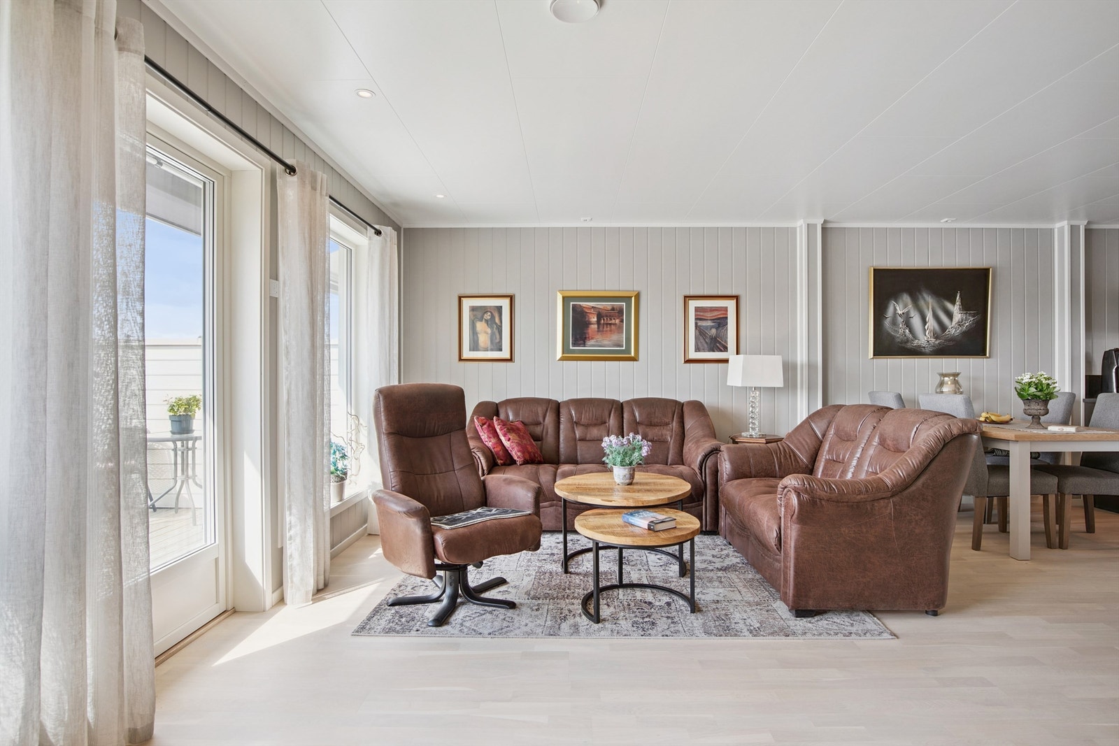 Hele boligen er innredet med parkett i alle tørre rom, og malte panelplater på veggflater. Gjennomgående lyse, delikate fargetoner. Galleribilde