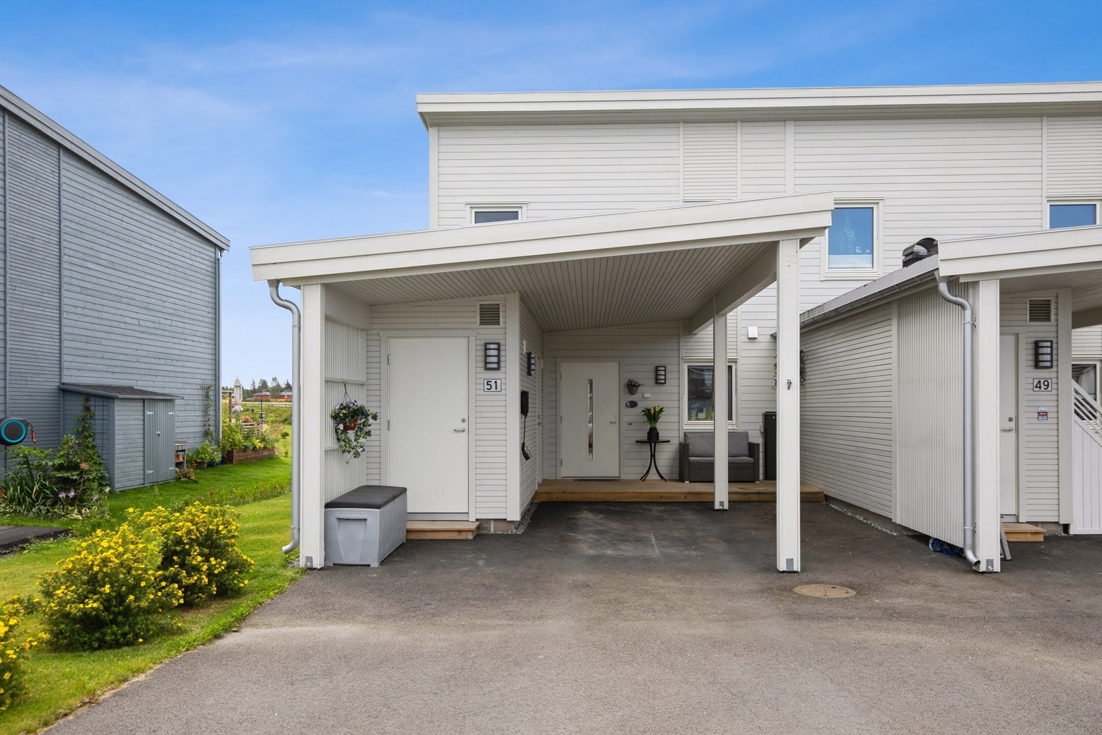 Praktisk carportløsning rett ved inngangen - her er det også 2 uteboder, en uisolert sportsbod og en isolert bod. Elbil-lader. Galleribilde