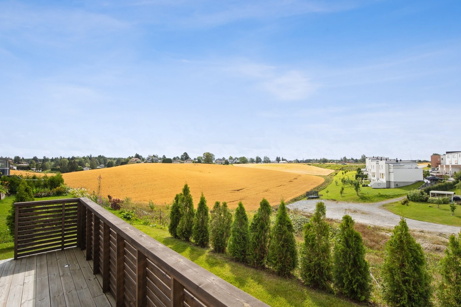 Landlige, fredelige omgivelser. Området er under utbygging, og det er planlagt for flere boliger i området. Galleribilde