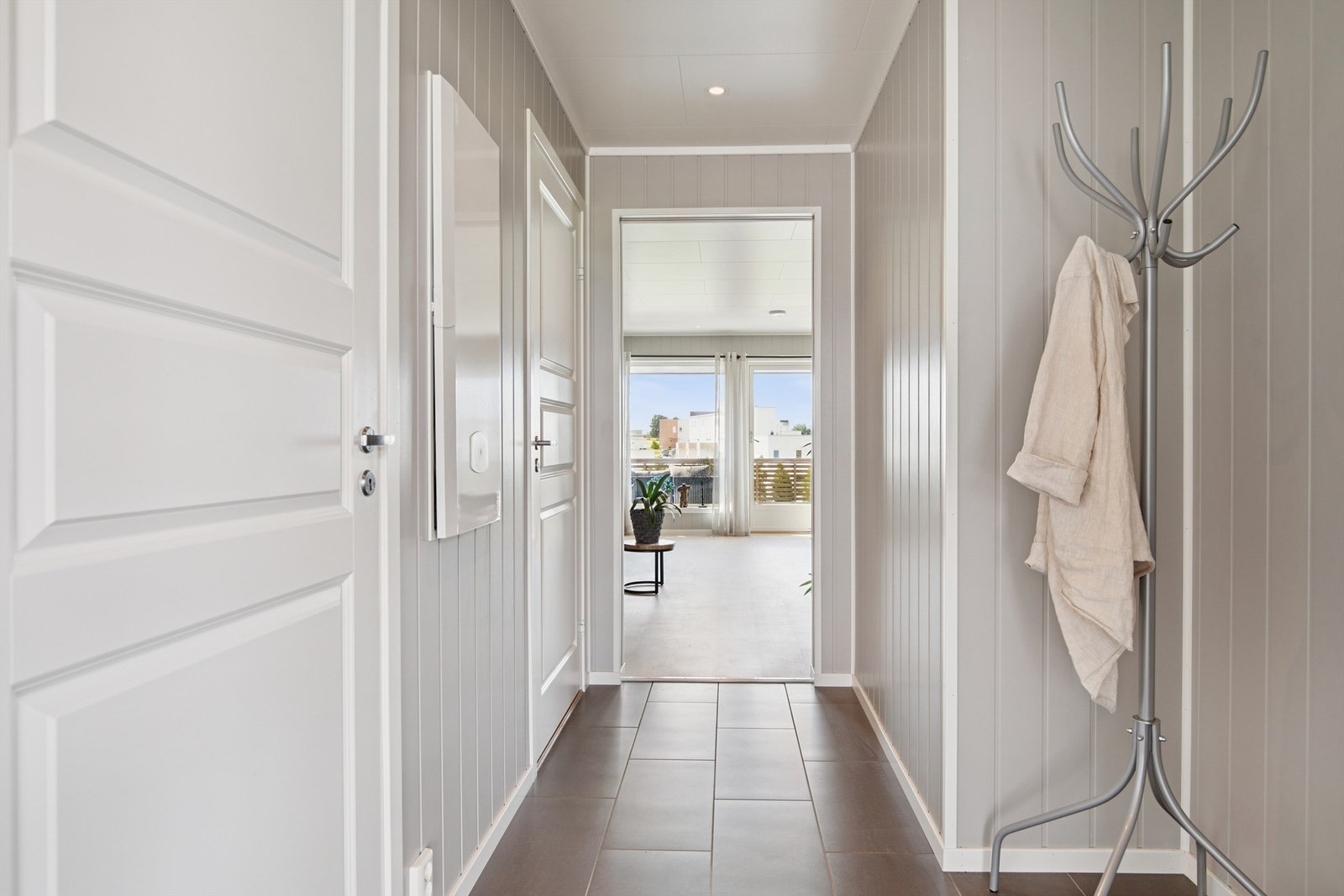 Velkommen inn - hele 1. etasje er oppvarmet med behagelig vannbåren gulvvarme. Galleribilde