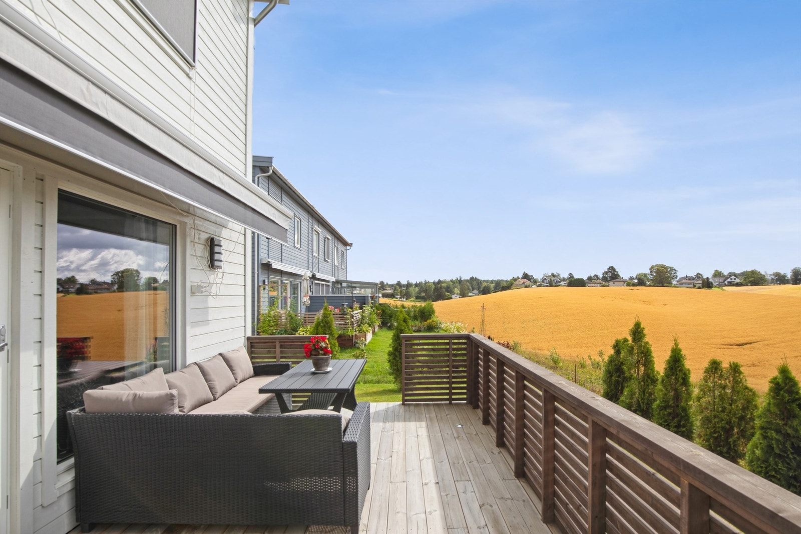 Den vestvendte terrassen byr på gode solforhold og fint utsyn. Det skal oppføres flere boliger i området foran boligen. Galleribilde