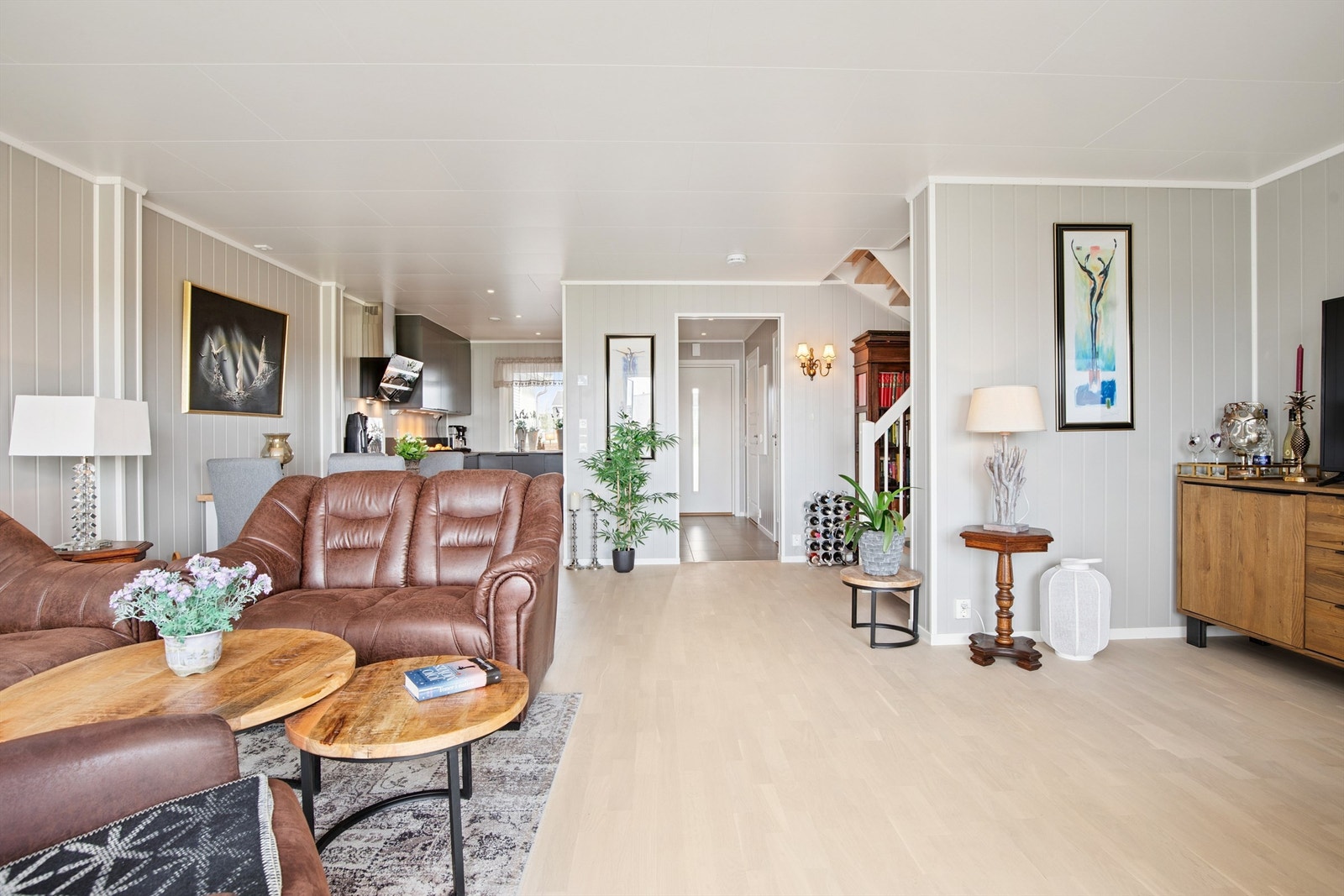 Åpen planløsning, med kjøkken noe tilbaketrukket fra stuearealet. Galleribilde