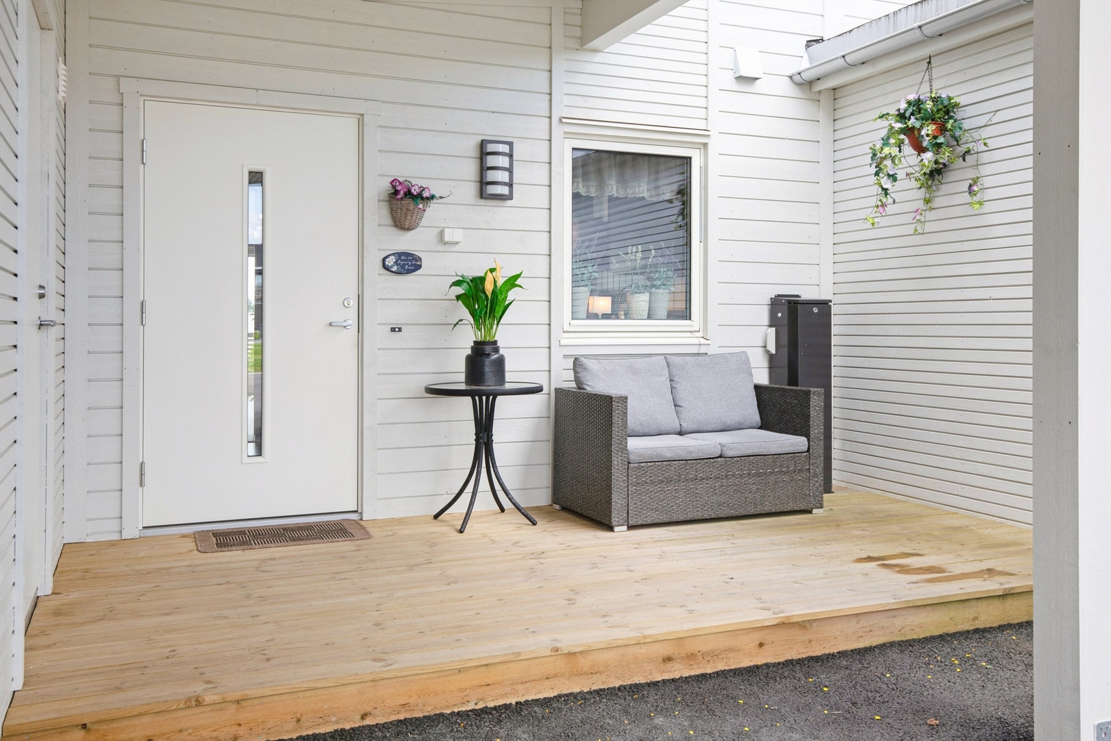 Lun og skjermet uteplass på 10 m2 ved inngangspartiet, perfekt for morgenkaffen! Galleribilde