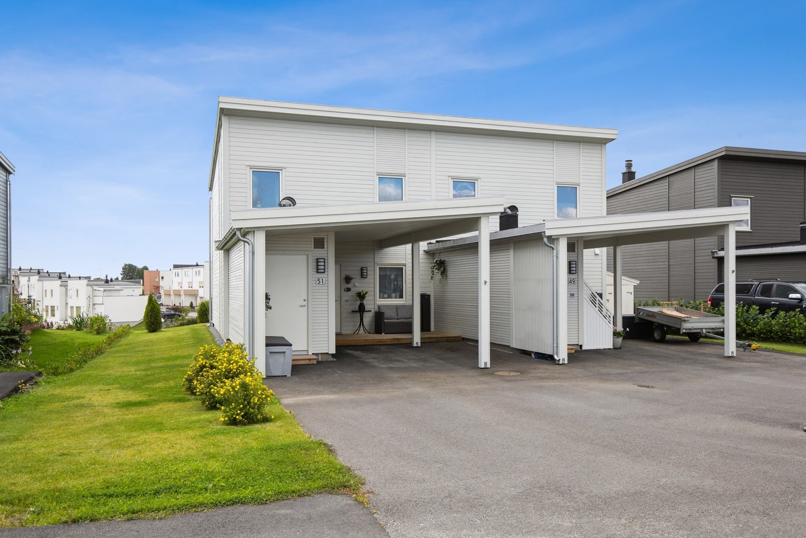 Ryddig og pent inngangsparti med asfaltert adkomst og parkering. Galleribilde