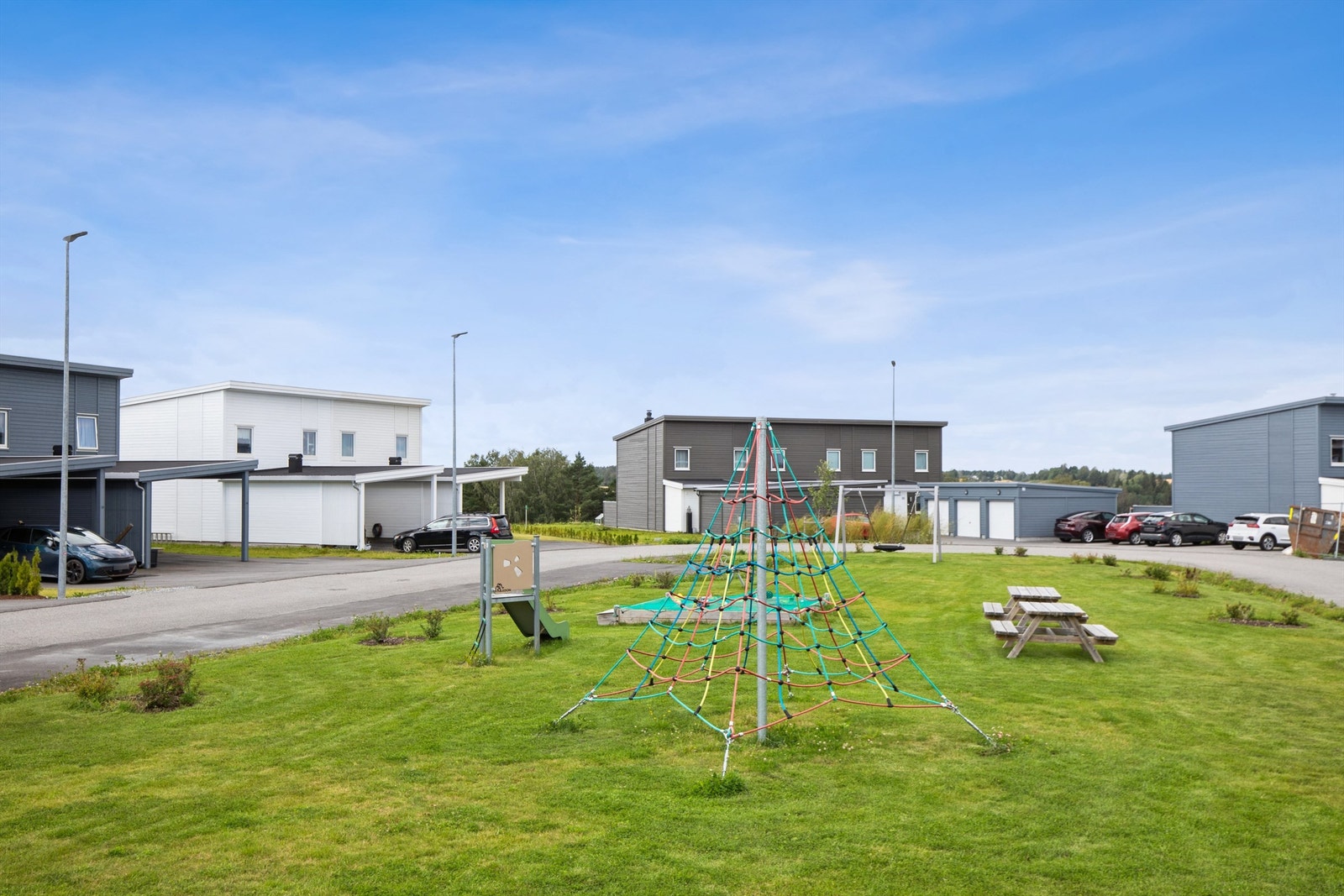 Lekeplass rett utenfor døren. Det er også flere lekeplasser og ballbaner på boligområdet. Galleribilde