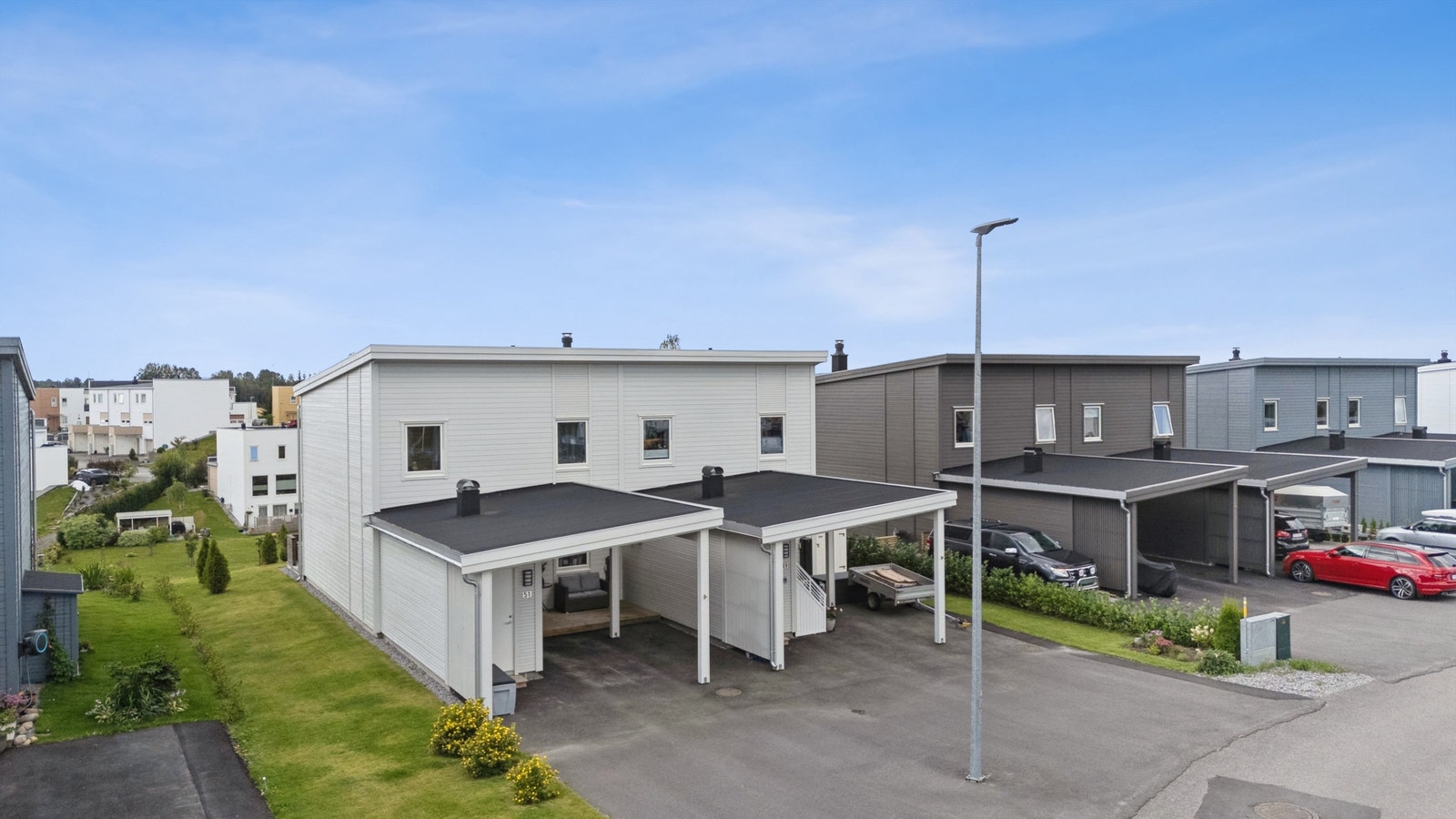 Moderne tomannsbolig fra 2022 med carport med elbil-lader, samt og praktiske boder for lagring. Galleribilde