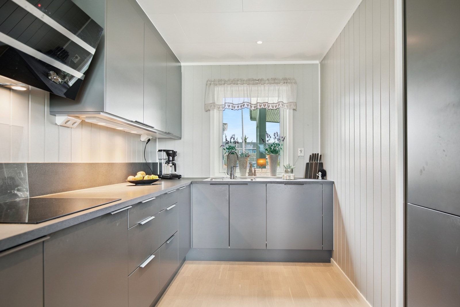 Kjøkkenet er utstyrt med integrerte hvitevarer som gir et ryddig inntrykk. Tidsmessig og bruksvennlig kjøkken. Galleribilde