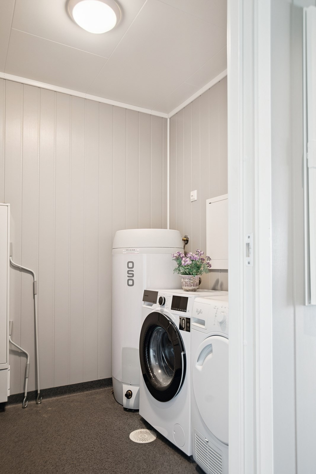 På bod/teknisk rom i 1. etasje er det opplegg for vaskemaskin, og også plass til tørketrommel. Galleribilde
