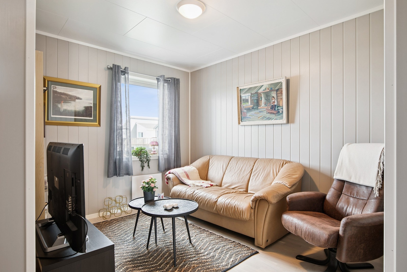 Et lyst og hyggelig rom, som også enkelt kan omgjøres til et ekstra soverom, dersom det skulle være behov for det. Galleribilde