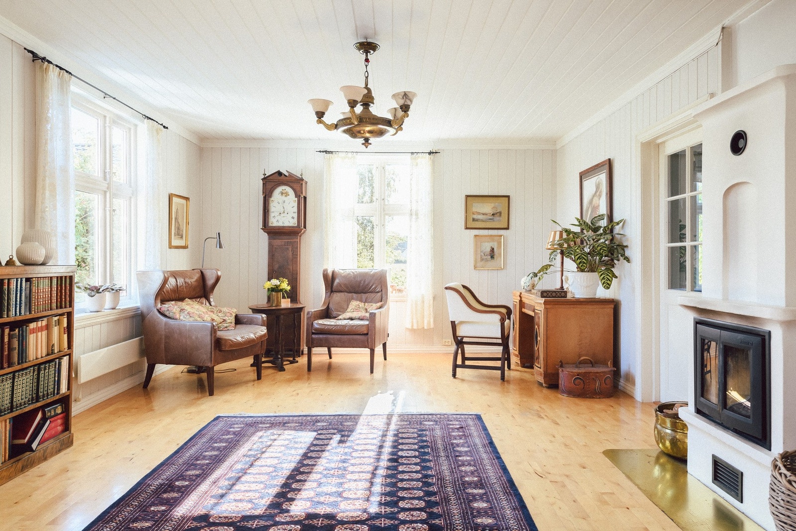 Store vindusflater slipper inn rikelig med lys. Galleribilde