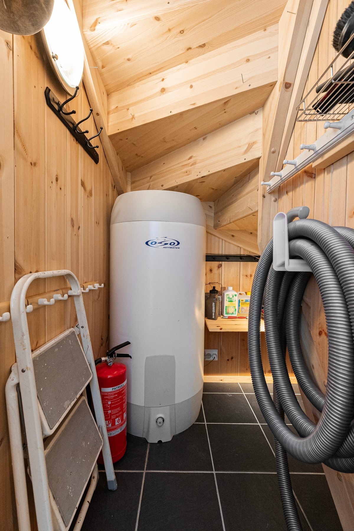 Fra innvendig bod under trapp Galleribilde