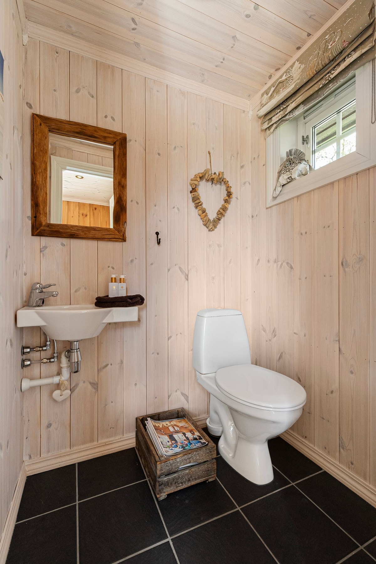 Fra toalettrom i hovedetasje Galleribilde