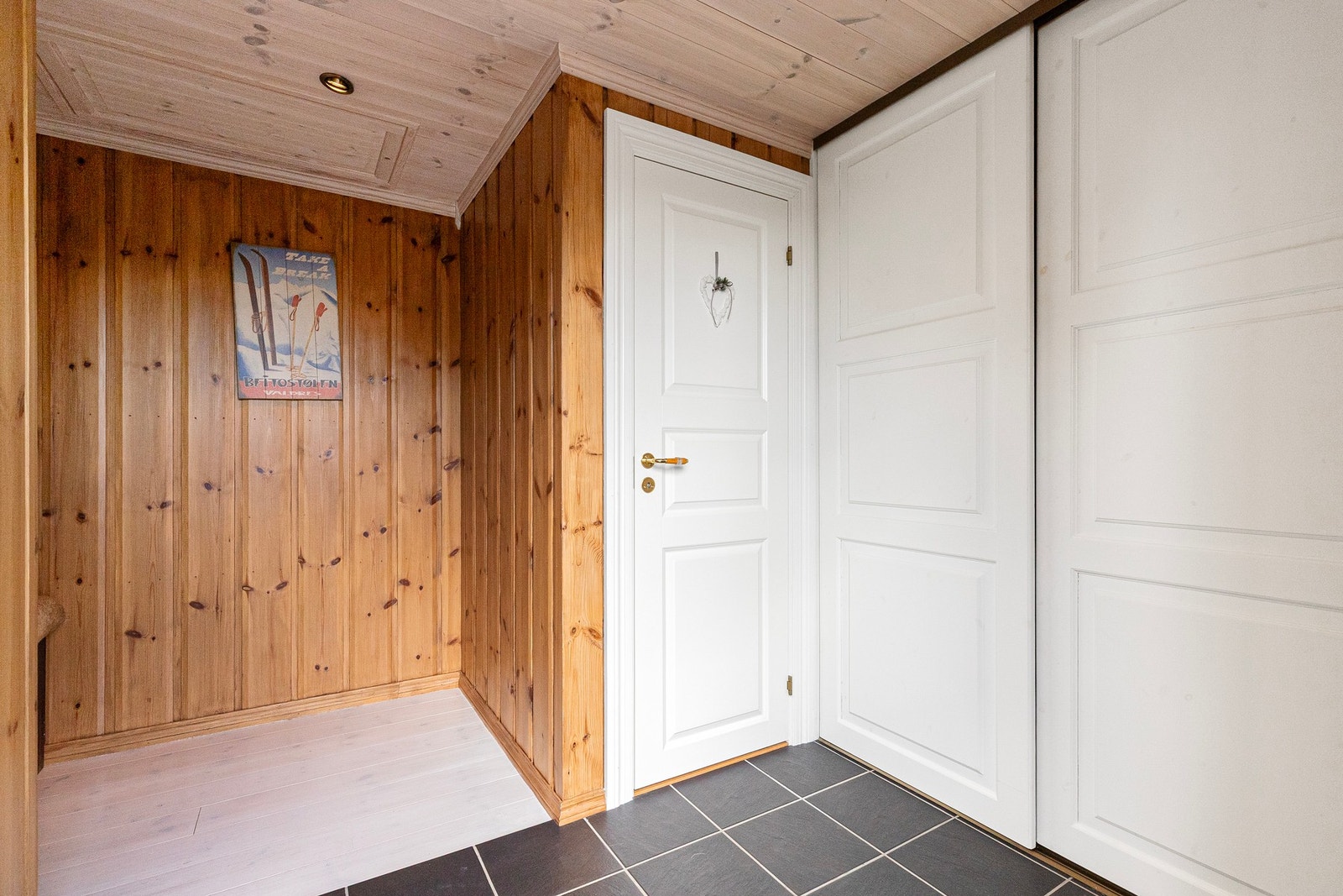 Plassbygd garderobeskap i entre Galleribilde