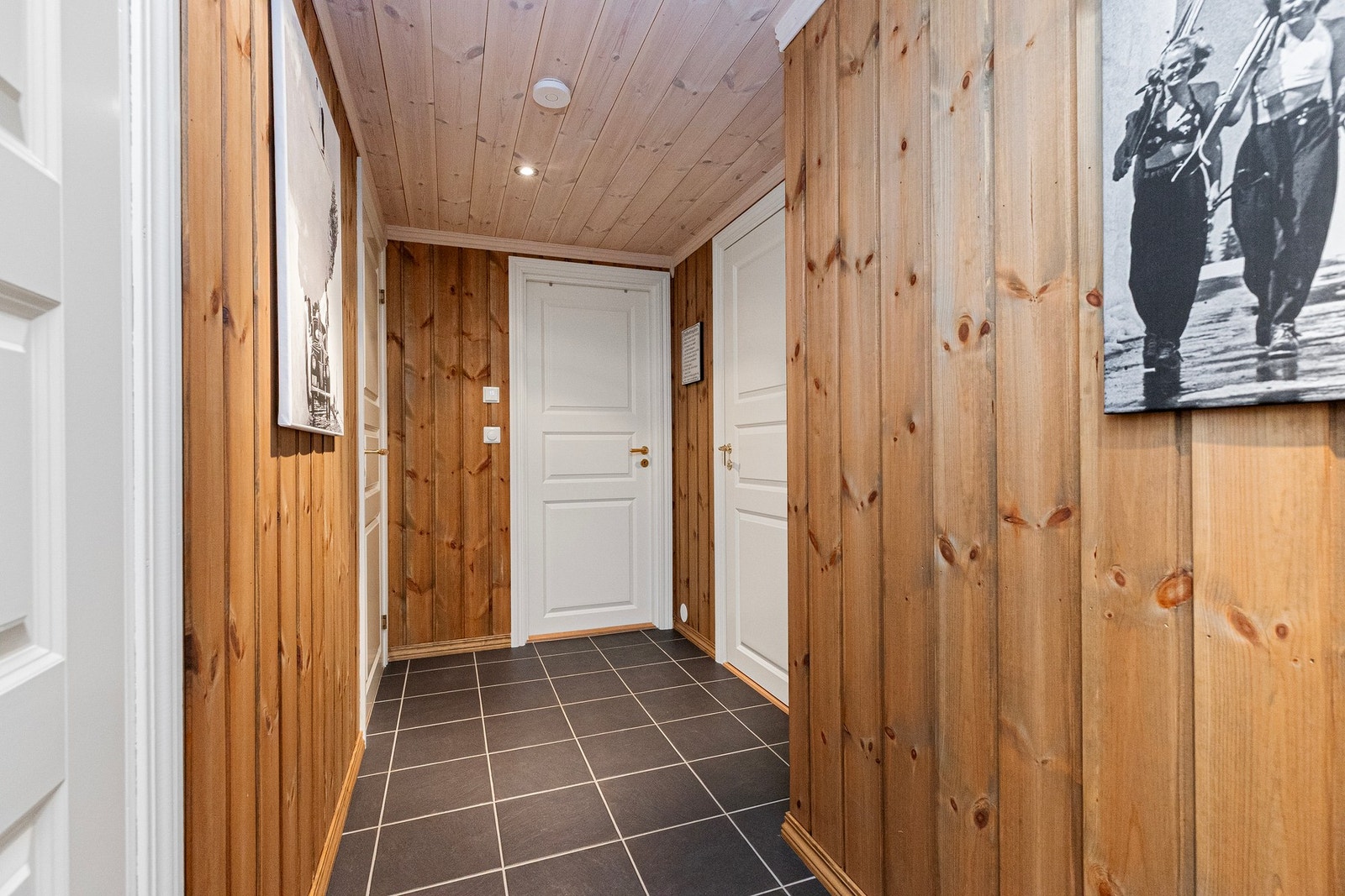 Flislagt gulv med varmekabler i gangen Galleribilde