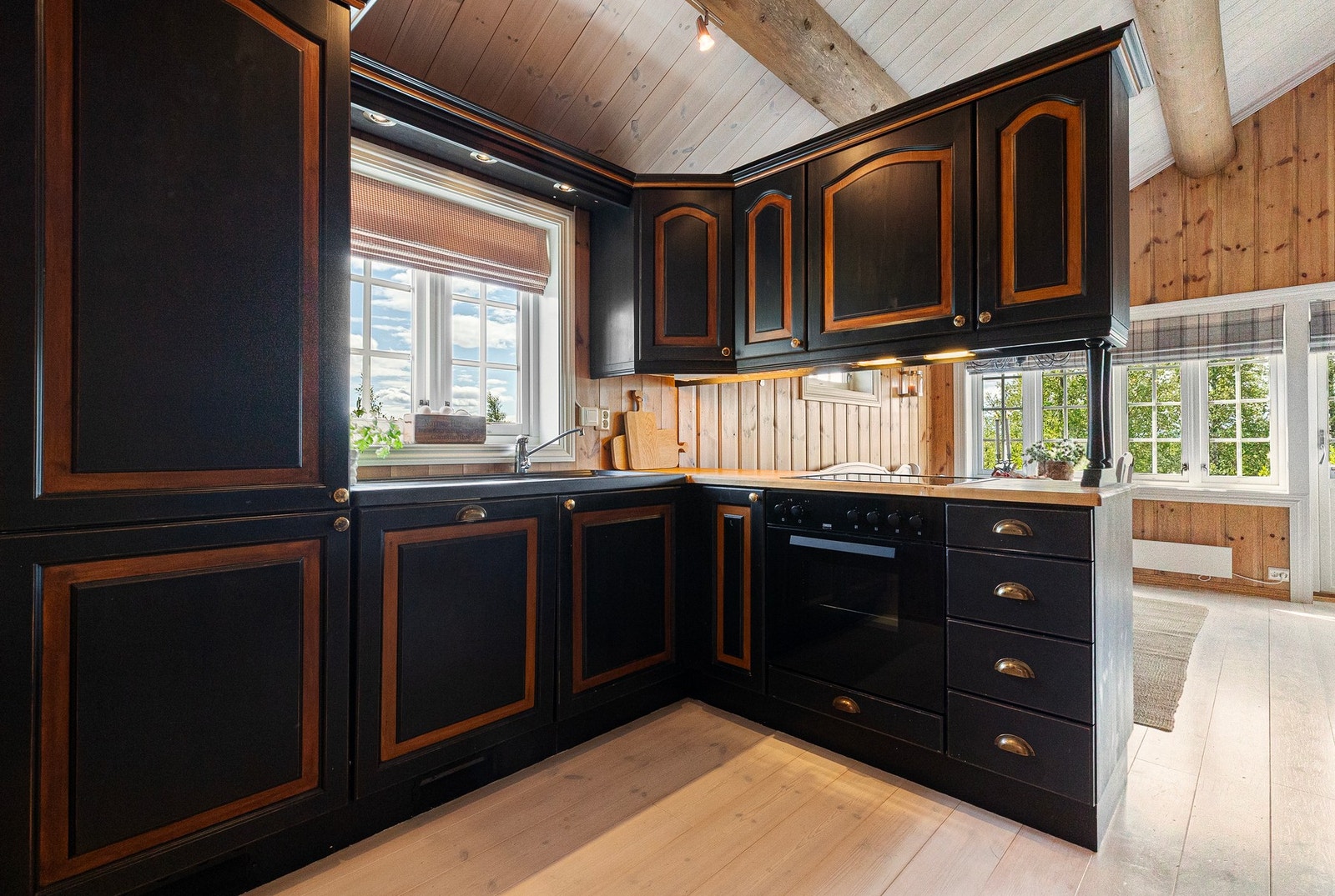 Kjøkken med innredning i heltre Galleribilde