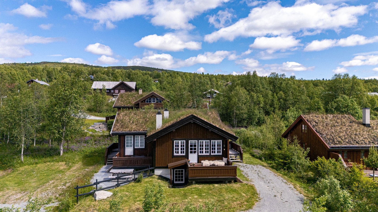 Velkommen til Øvrevegen 7! Eiendomsmegler Siri Lyseng Solberg presenterer denne eiendommen. Foto: Christine Stokkebryn Galleribilde
