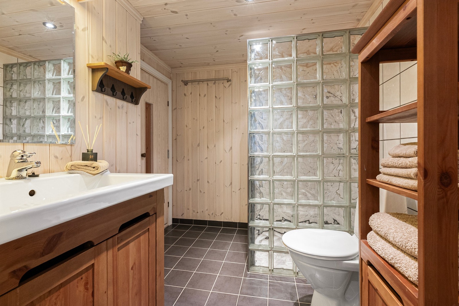 Hovedbad med dusjnisje med vegg av glassbyggerstein Galleribilde