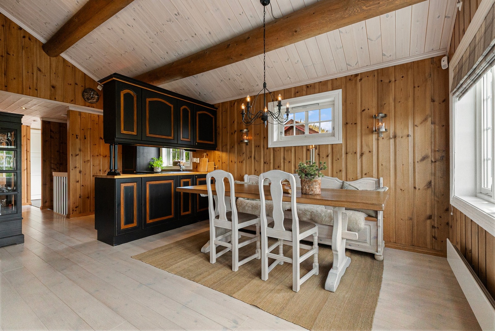 Fra spisestue mot kjøkken Galleribilde