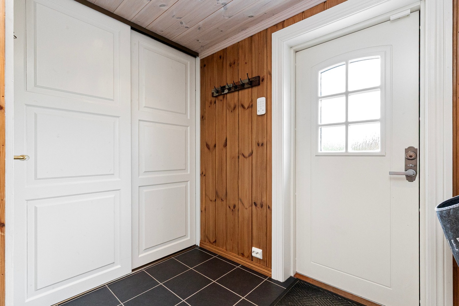 God plass til å henge fra seg klær med både knagger og garderobe Galleribilde