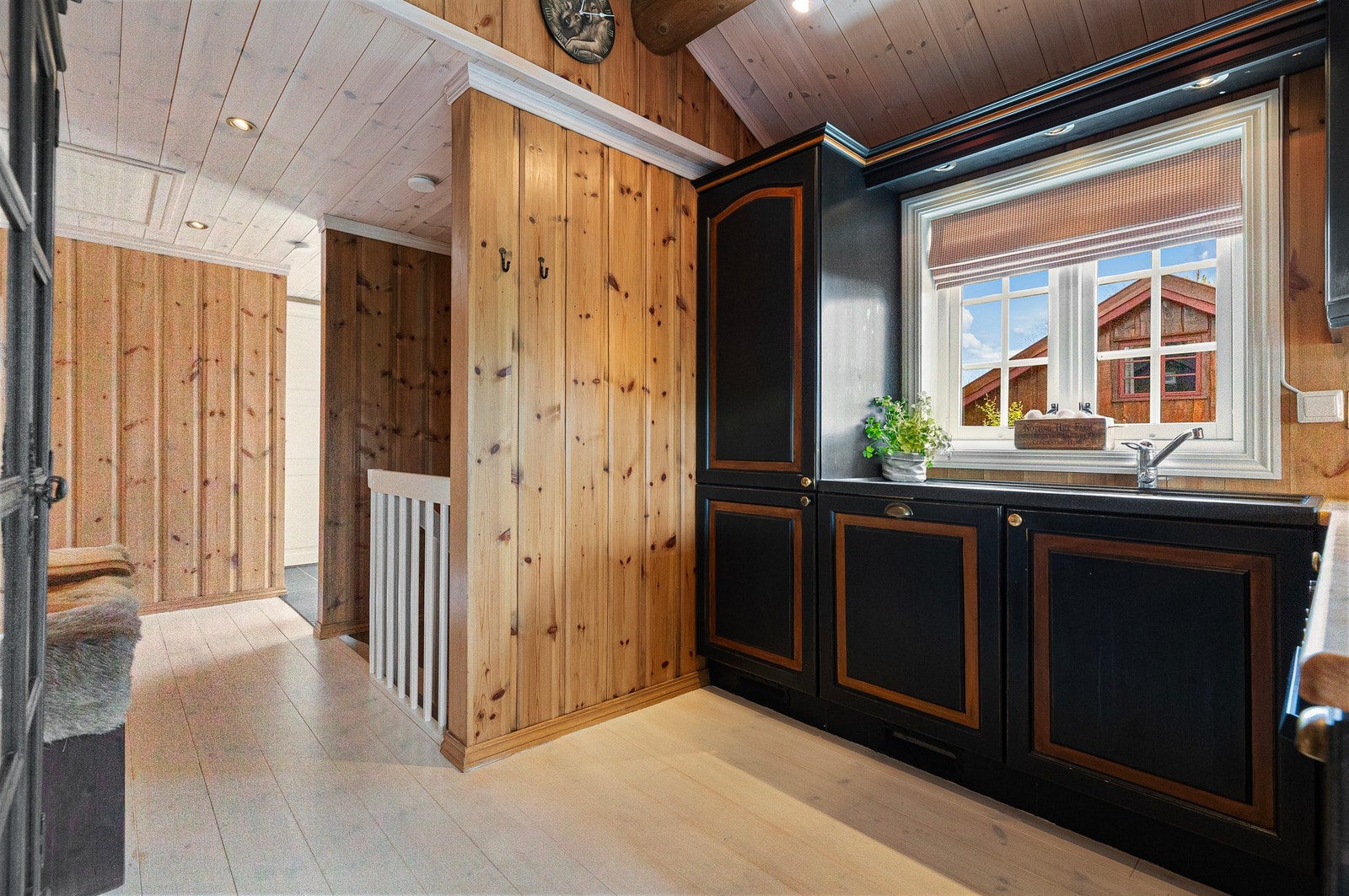 Mot entre og trapp ned til underetasje Galleribilde