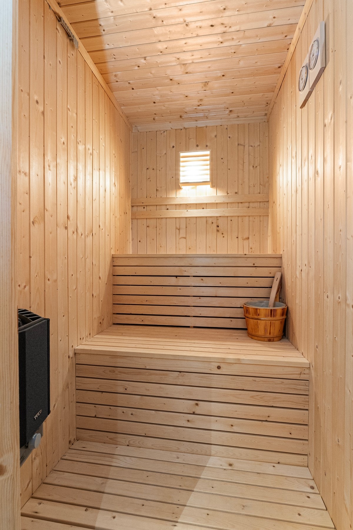 Badstue med elektrisk badstueovn i tilknytning til hovedbadet - her kan man nyte tilværelsen Galleribilde