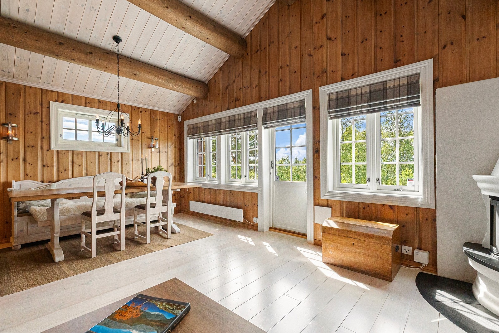 Det finnes 6 stoler til spisebordet, så man kan ha mange til middag Galleribilde