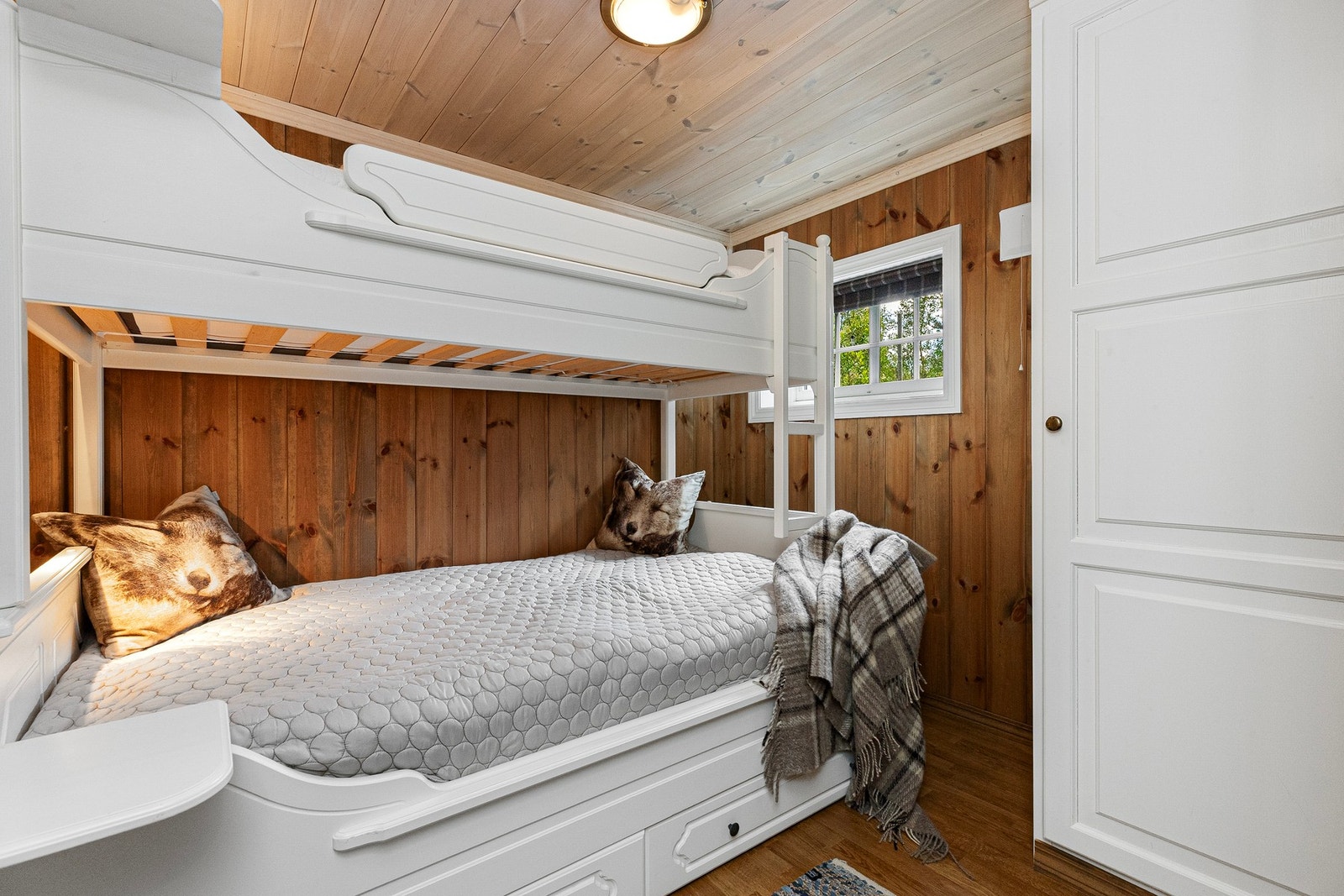 Hovedsoverom er i dag møblert med familiekøyeseng med oppbevaringsskuff. Rommet har også garderobeskap Galleribilde