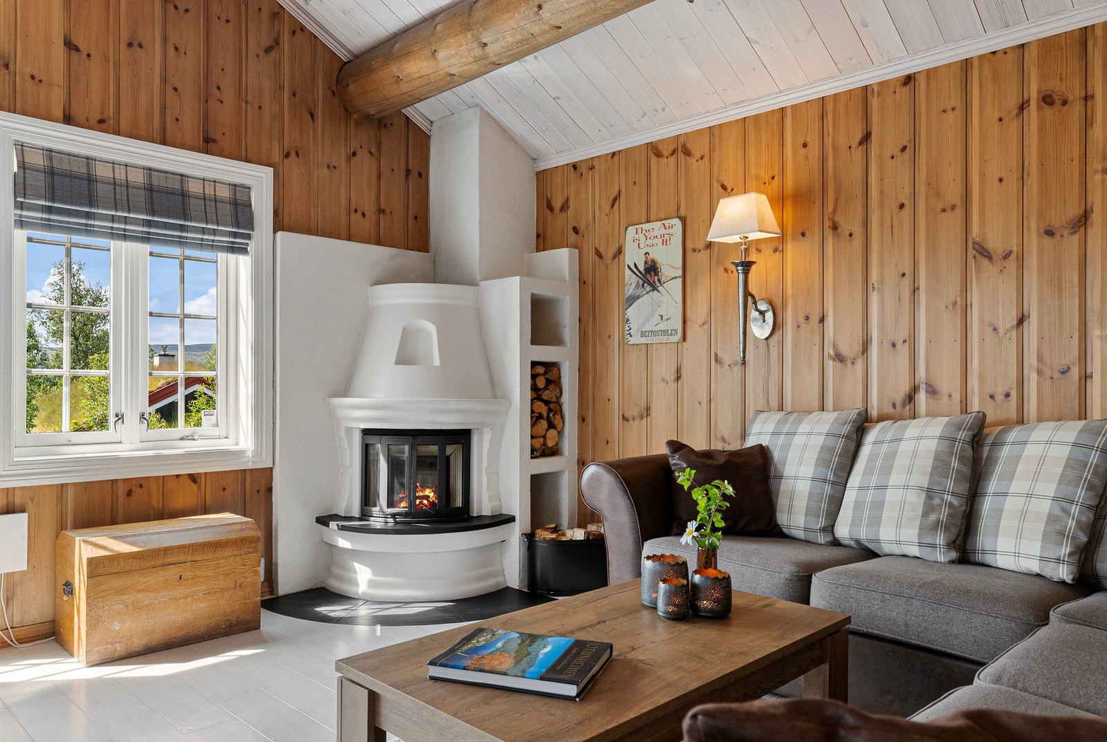 Flott peis med støpejernsinnsats i stuen sørger for varme og stemning Galleribilde