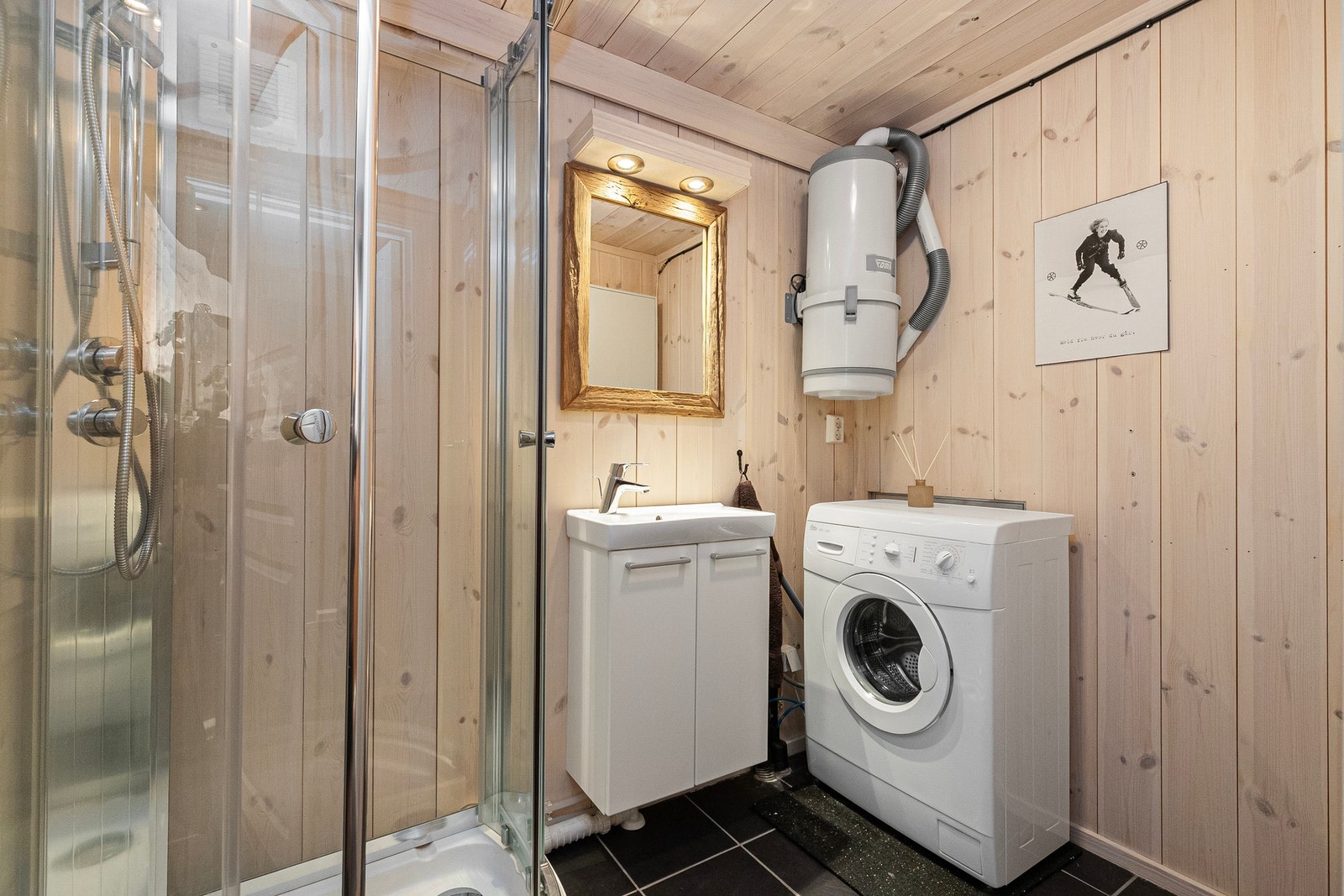 Dusjrom/Vaskerom med dusjkabinett, servant, sluk og vaskemaskin. Rommet er ikke godkjent som våtrom. Her er også sentralstøvsuger. Galleribilde