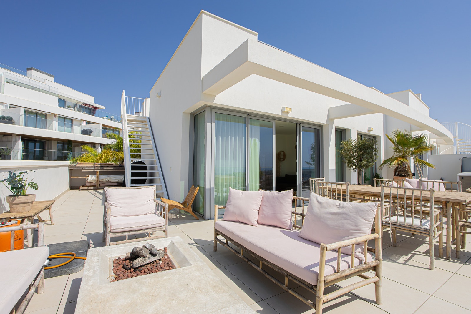 Terrassen er enorm på denne leilgheten. Galleribilde