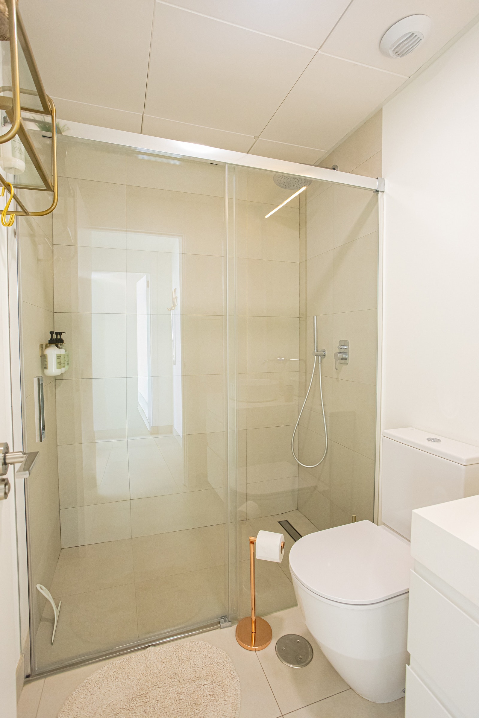 Flislagt bad med varmekabler i gulv. Galleribilde